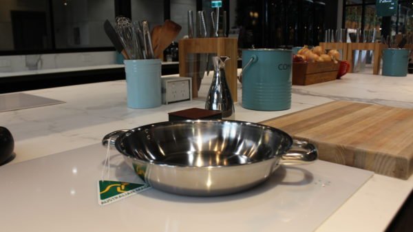 28cm 2mm Satay Fry Pan - Riveted Double Short Handles (great for Caravan Market) - Image 4